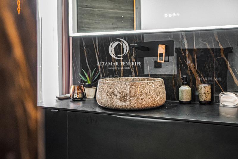 Foto c19bacf5-ff3a-4686-b8be-d857fbe6f996. Reihenhaus mit parking pool in Playa del Duque Adeje