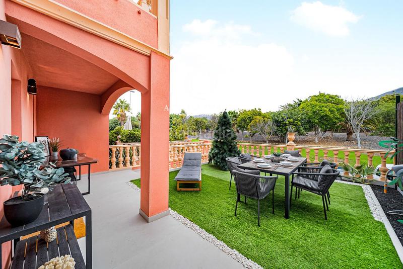 Foto dea7c6a4-7e8f-425c-bf05-c34959ff9886. Reihenhaus mit parking pool in Playa del Duque Adeje