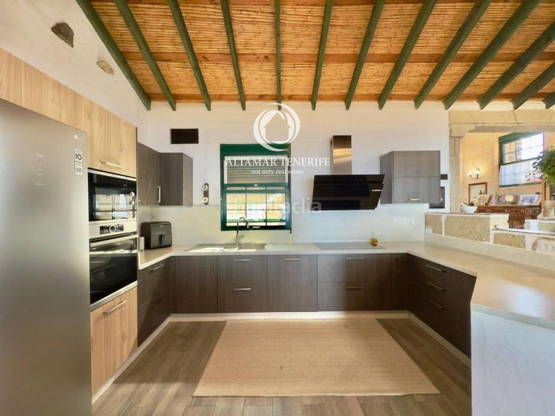 Foto 47c76fbb-51b7-405b-bd27-c68da83ea37e. Casa amb aparcament a Guía de Isora interior Guía de Isora