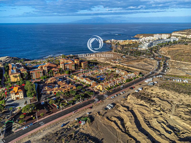 Foto f6a3ca50-8281-4a4f-8e41-1c9251f422a1. Lloguer casa adossada amb aparcament piscina a La Caleta Adeje