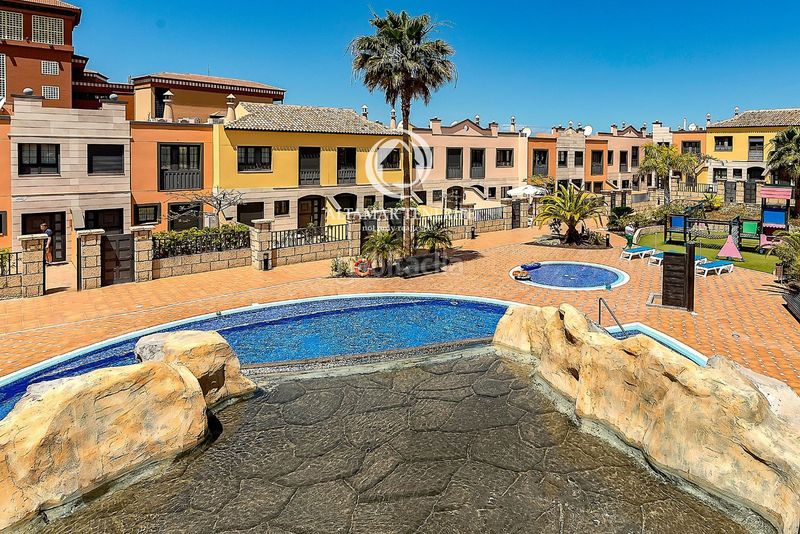 Foto f9638cf7-1ad1-4a30-92cc-0e3581b93a2a. Lloguer casa adossada amb aparcament piscina a La Caleta Adeje