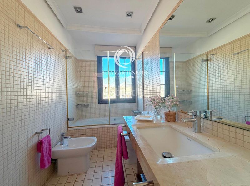 Foto 6f0bd8c7-d343-49ed-9cbb-d93b4ebefae5. Rent semi detached house with parking pool in La Caleta Adeje