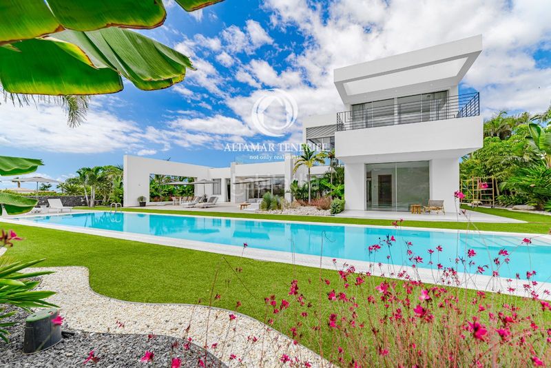 Foto f3a1f1cd-e823-4c1a-a730-471b8ae7a20d. Casa amb aparcament piscina a La Caleta Adeje