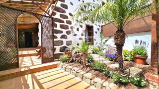 Casa adossada  La real. Casa canaria reformada y bien cuidada con jardín