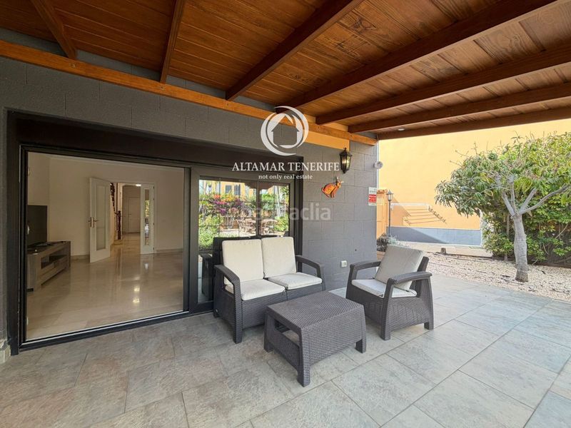 Foto 2782d4ee-5d56-46a0-87e3-81f2ddd12a96. Rent semi detached house with parking pool in Playa del Duque Adeje