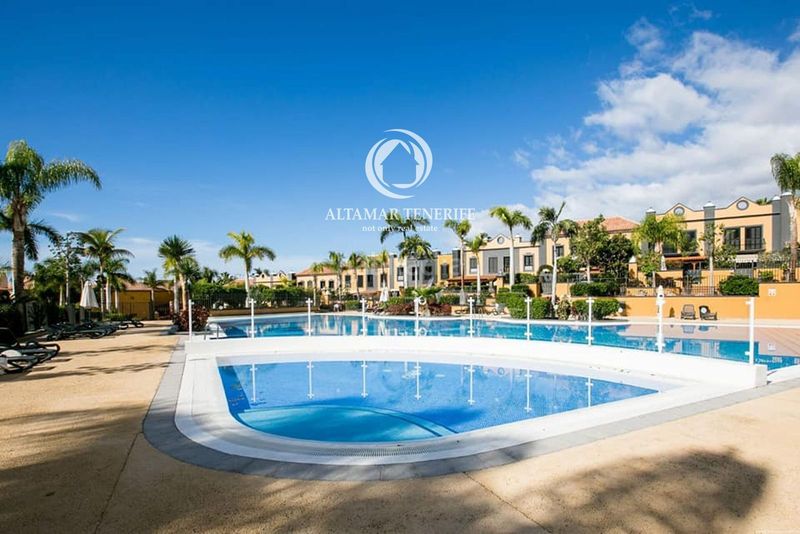 Foto 34a89079-1dbc-45bf-97dd-f380d363ea4a. Rent semi detached house with parking pool in Playa del Duque Adeje