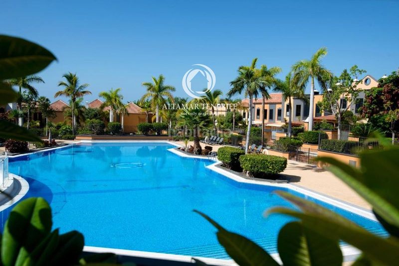 Foto 7f8a0584-c3db-4699-92bb-9dc37c25e101. Rent semi detached house with parking pool in Playa del Duque Adeje
