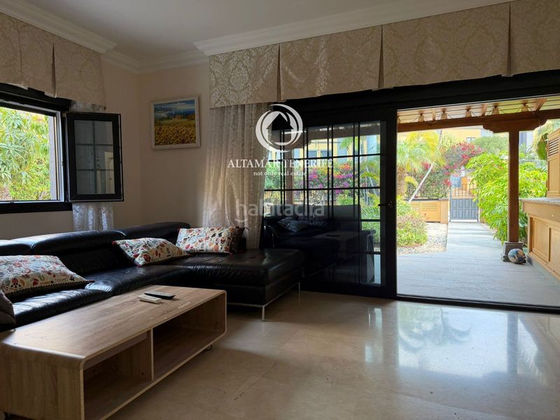 Foto 8c94f4d9-4522-4ba1-98b3-c4c3d7b78b38. Rent semi detached house with parking pool in Playa del Duque Adeje