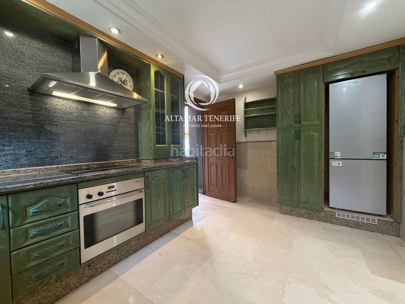 Foto a3390f5e-9556-41f0-93e2-ebb510e02de2. Rent semi detached house with parking pool in Playa del Duque Adeje