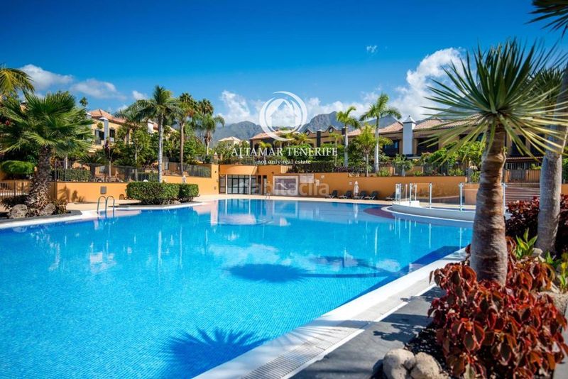 Foto b63ade6f-ebc4-4e47-abcd-7684ea292c0c. Rent semi detached house with parking pool in Playa del Duque Adeje