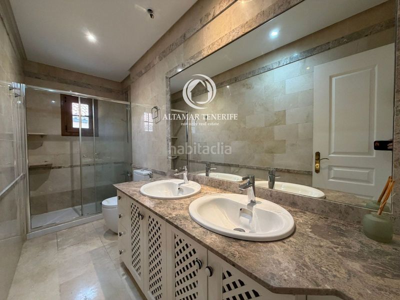 Foto c1f753cf-31b2-4168-b11c-c054a1499bac. Rent semi detached house with parking pool in Playa del Duque Adeje