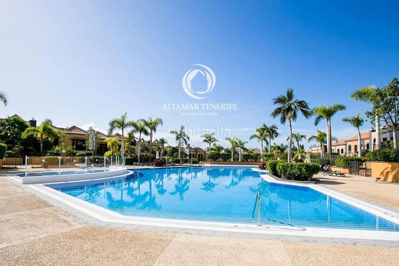 Foto c57f554d-d9d4-411e-8493-397d746d6f38. Rent semi detached house with parking pool in Playa del Duque Adeje