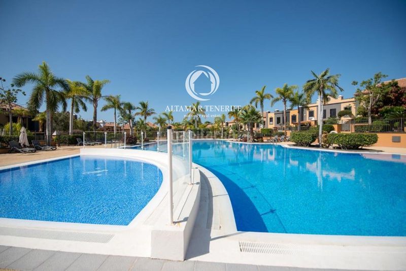 Foto e1aece18-56e7-48dc-a2c9-c567ac15075a. Rent semi detached house with parking pool in Playa del Duque Adeje