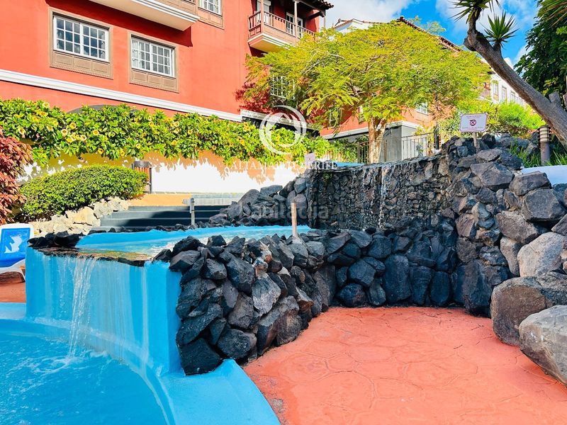 Foto 161e9599-b18d-404e-a84c-7ae44c8356c0. Casa adossada amb aparcament piscina a Casco Urbano Adeje