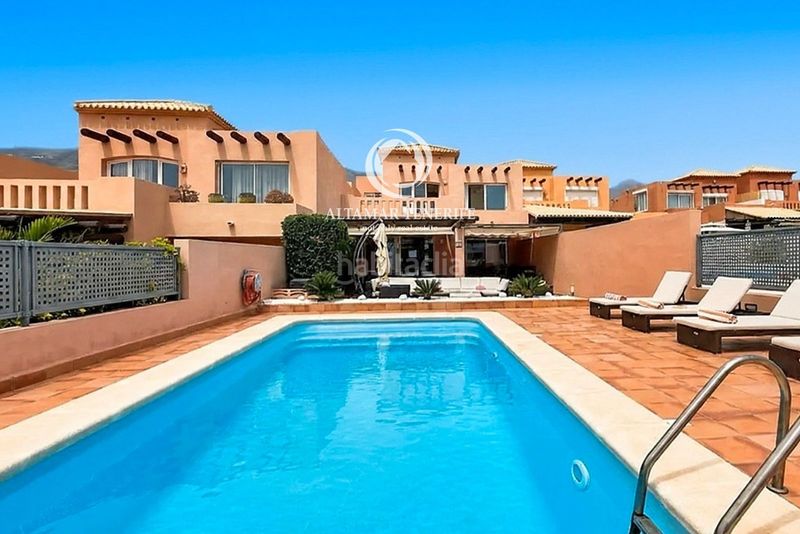 Foto 4e6a639a-0786-4566-b173-4ba15b32f9c9. Casa amb aparcament piscina a La Caleta Adeje