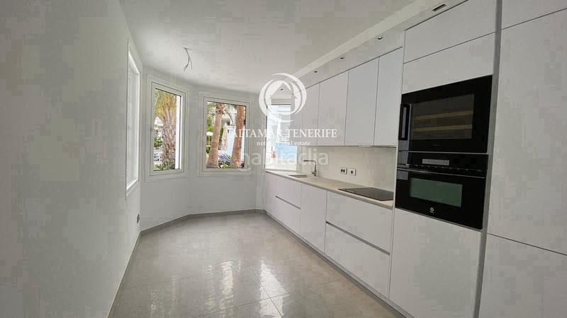 Foto 1f650e27-c5f3-4e4c-9bdf-e2e7ecc953b5. Casa adossada amb piscina a Playa de Fañabé Adeje