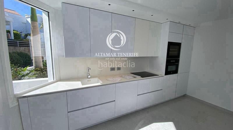 Foto a6b3f2ca-dab1-42e1-836a-e9ecc5c6d841. Casa adossada amb piscina a Playa de Fañabé Adeje