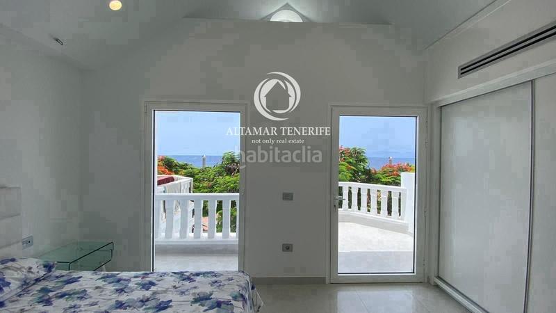 Foto c5a82548-fb0e-40cc-b5f4-3b0702f9de8a. Casa adossada amb piscina a Playa de Fañabé Adeje