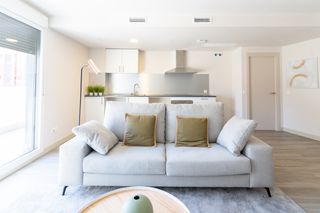 Affitto Appartamento in Calle del marqués de viana 82. Vivienda de 3 dormitorios en alquiler