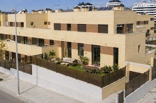 Rent Flat in Calle teleférico de las canteras 1. Vivienda en alquiler de 4 dormitorios en el cañaveral