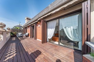 Location Attique  Ronda universitat. Ático en finca regia con terraza y plaza de parking en finca, si