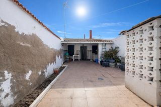 Casa en Avenida enrique pastor 33. Espacio, ubicación y muchas posibilidades en hondón de los frail