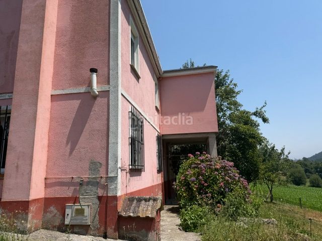Foto 461e4756-bf38-4323-a545-ae1733ee9506. Masia amb xemeneia calefacció a Trabada