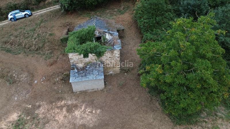 Foto f95df87d-8b5a-4e3f-8749-a4eb90cec813. Masía casa cabaña de piedra en Castropol