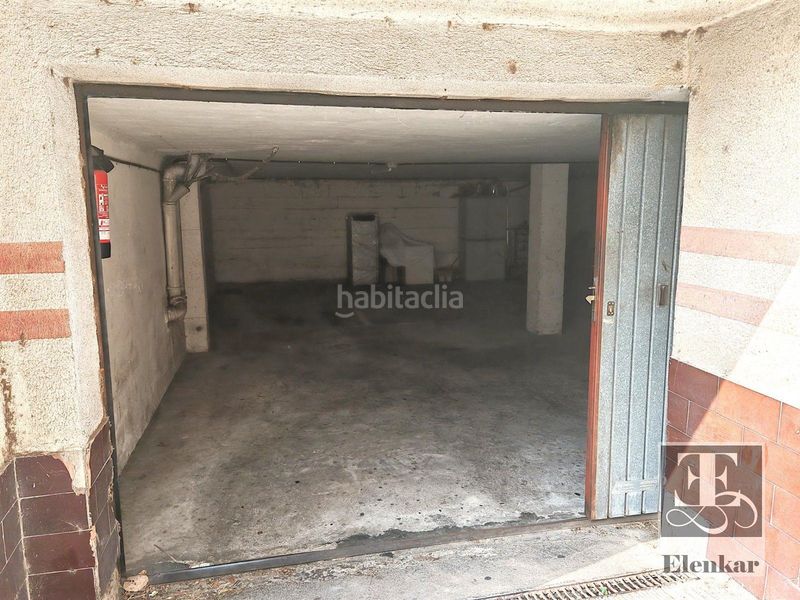 Foto db60c770-7bd8-440c-ab12-a026a6f7d69f. Aparcament cotxe a Calafell poble Calafell