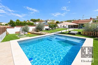 Chalet  Llessiu. Casa independiente en venta en urb. calafell park
