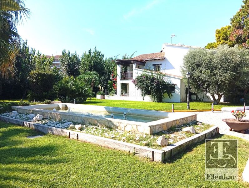 Foto 04e64925-6cbc-4030-a1a2-b1a8eb61c5fa. Casa adossada amb aparcament piscina a Alorda Park Calafell