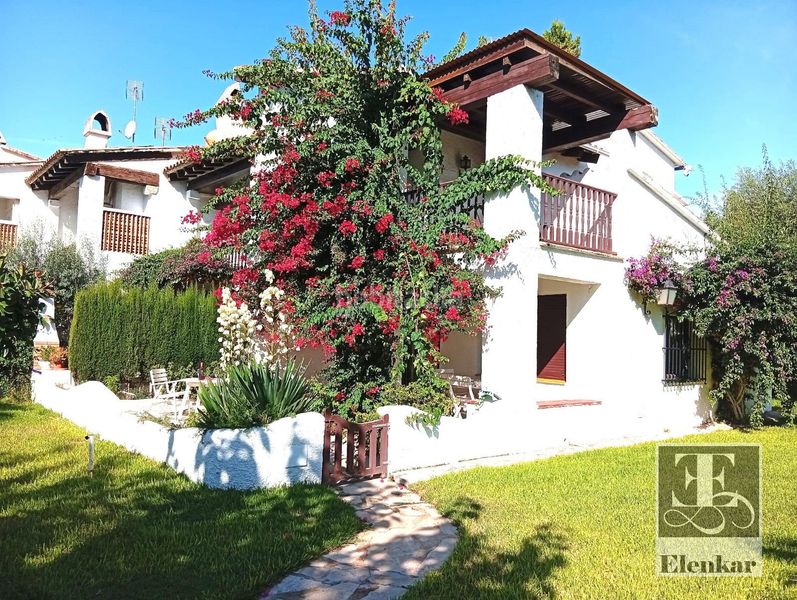 Foto 61549486-b52f-48bd-be27-8e8a9f8d6352. Casa adossada amb aparcament piscina a Alorda Park Calafell