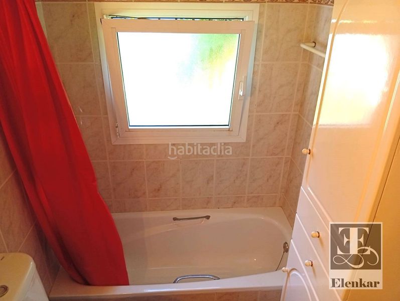 Foto 8466dd6c-66e4-4766-97ff-806a7d66fb20. Casa adossada amb aparcament piscina a Alorda Park Calafell