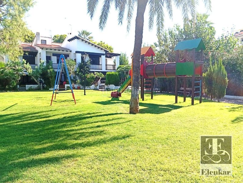 Foto 8cdea306-90d8-4310-8513-48577730b2c9. Casa adossada amb aparcament piscina a Alorda Park Calafell