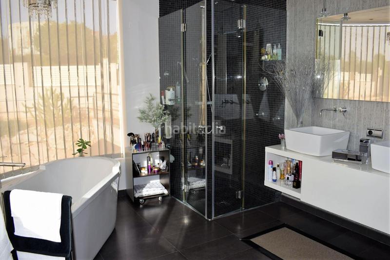 Foto 2f8726fa-3656-4847-971e-c1dc8cfa1d63. Chalet espectacular casa en Cunit residencial Cunit