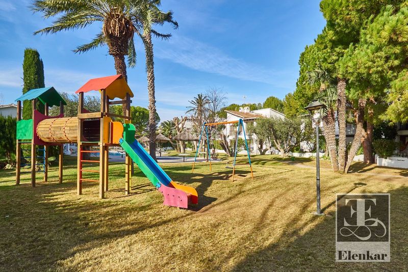 Foto 0be544d5-badd-41f9-a040-b528297b8143. Casa adossada amb calefacció aparcament piscina a Calafell