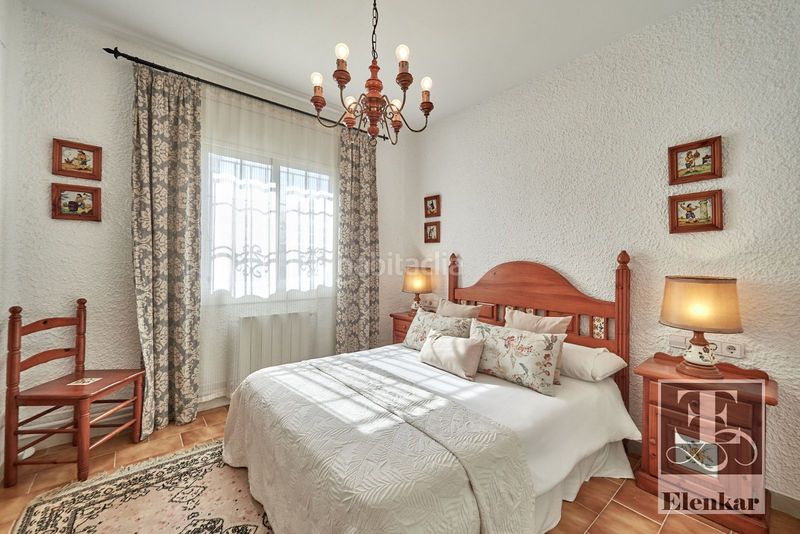 Foto 5d0b3be5-d4b6-4eb5-aa68-a3a891713110. Casa adossada amb calefacció aparcament piscina a Calafell