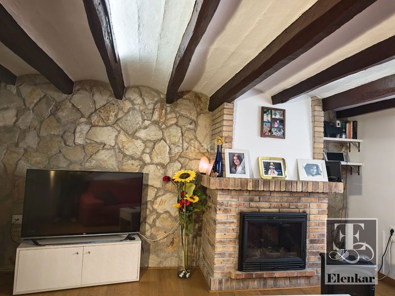 Foto 4e27ca2c-0475-48c5-bd77-8cc1c11cb875. Casa adossada a Llorenç del Penedès