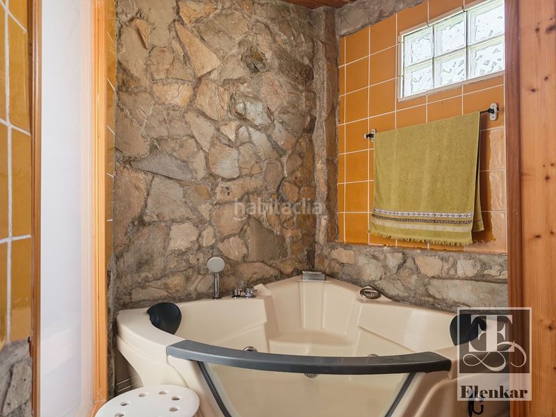 Foto f9ac2937-deb4-42f7-9e79-badf75eb84e4. Casa adossada a Llorenç del Penedès