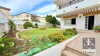 Haus  Vendrell. Adosada esquinera con jardin, a 250 m de la playa en cunit