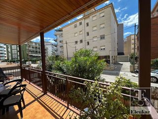 Appartement  Besos. Planta baja para entrar a vivir en 2º línea de mar en segur de c