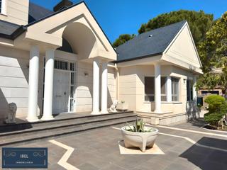 Chalet  Avenida de valdetorres. Bienvenido al epitome del lujo y la elegancia en esta extraordin