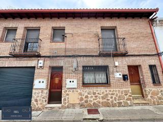 Maison à Calle el salto 5. Venta de dúplex 4 habitaciones en el centro de el casar .