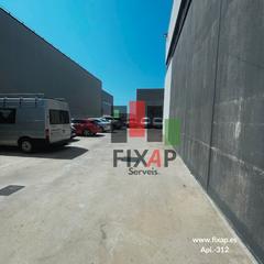 Nave industrial en Constantí. Amplia nave con oficinas y parking en venta en constantí