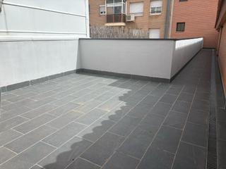 Pis a Hostafrancs. Ático dúplex  zona centro de sabadell, 100 m2, terraza 45 m2, 3