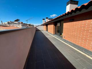 Pis a Hostafrancs. Ático – dúplex con terraza de 43 m2, garaje para coche y moto,