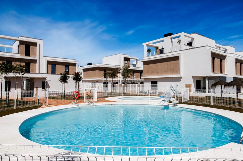 Foto 45035cc0-8d6b-4cae-bd13-b8e44578f19a. Chalet 216m<sup>2</sup> in palmas altas. Sevilla. parcela r. sector susdbp in Sevilla