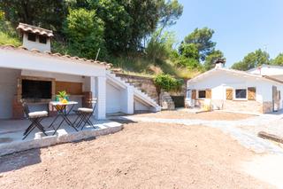 Masia  Carrer de les gardnies. Casa independiente con gran jardn y posibilidades de ampliacin