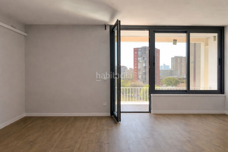 Foto 2c13443d-06dd-4702-b35a-db140cb2a53f. Dúplex amb calefacció a La Verneda - La Pau Barcelona