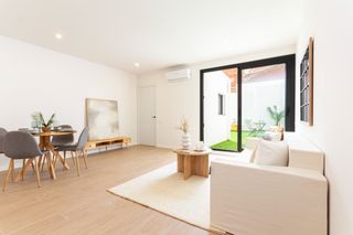 Casa adossada  Carrer de la mare de d�u de les neus. Chalet pareado totalmente reformado con patio privado